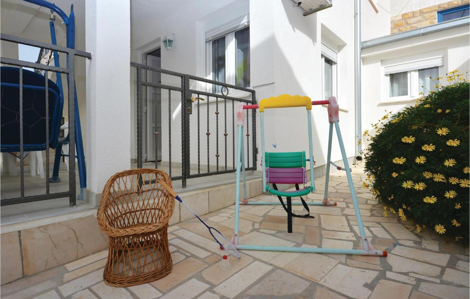Cozy Home In Stomorska With Kitchen Ngoại thất bức ảnh