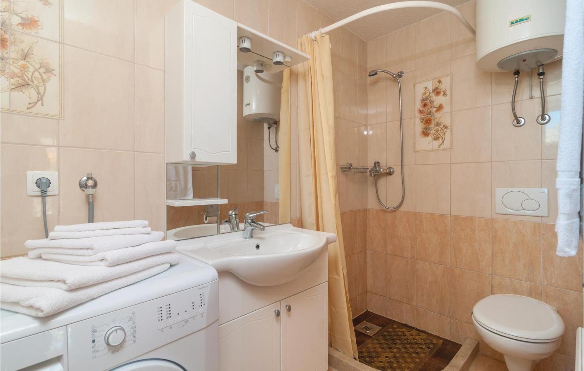 Cozy Home In Stomorska With Kitchen Ngoại thất bức ảnh